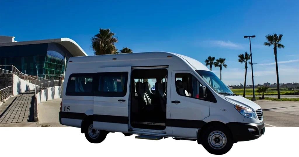 Sprinter blanca de Real Ejecutivo estacionada