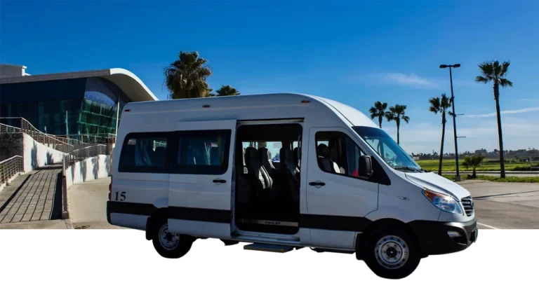 Sprinter blanca de Real Ejecutivo estacionada