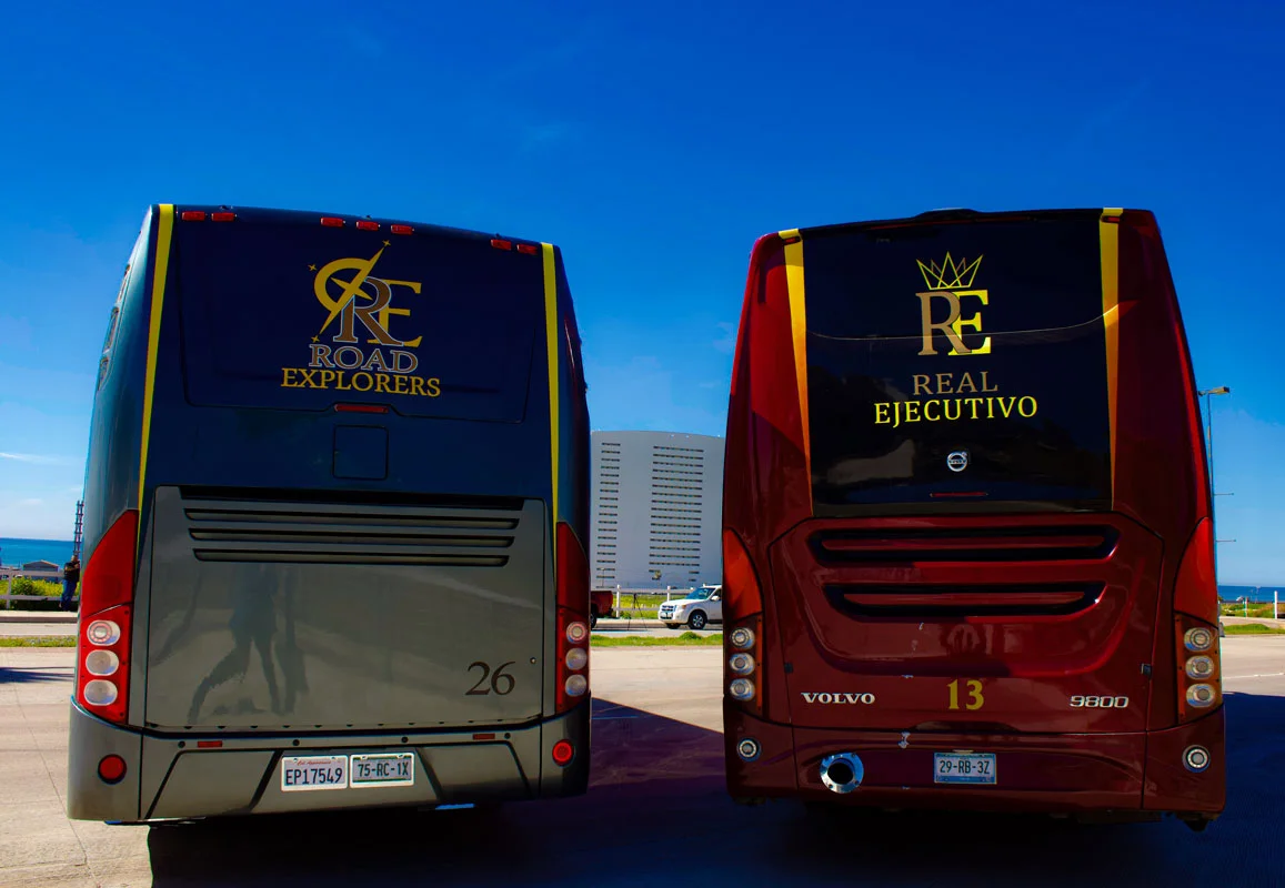 Autobuses de Real Ejecutivo estacionados